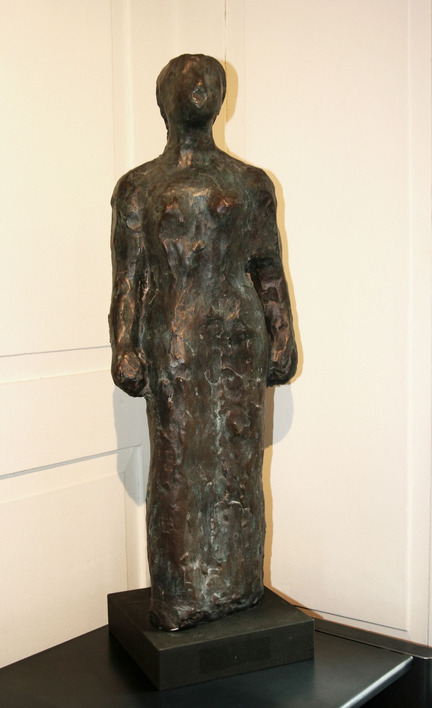 Singende Frauenfigur – More views 1