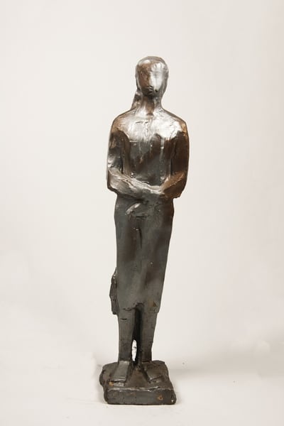 Frauenfigur mit gekreuzten Armen