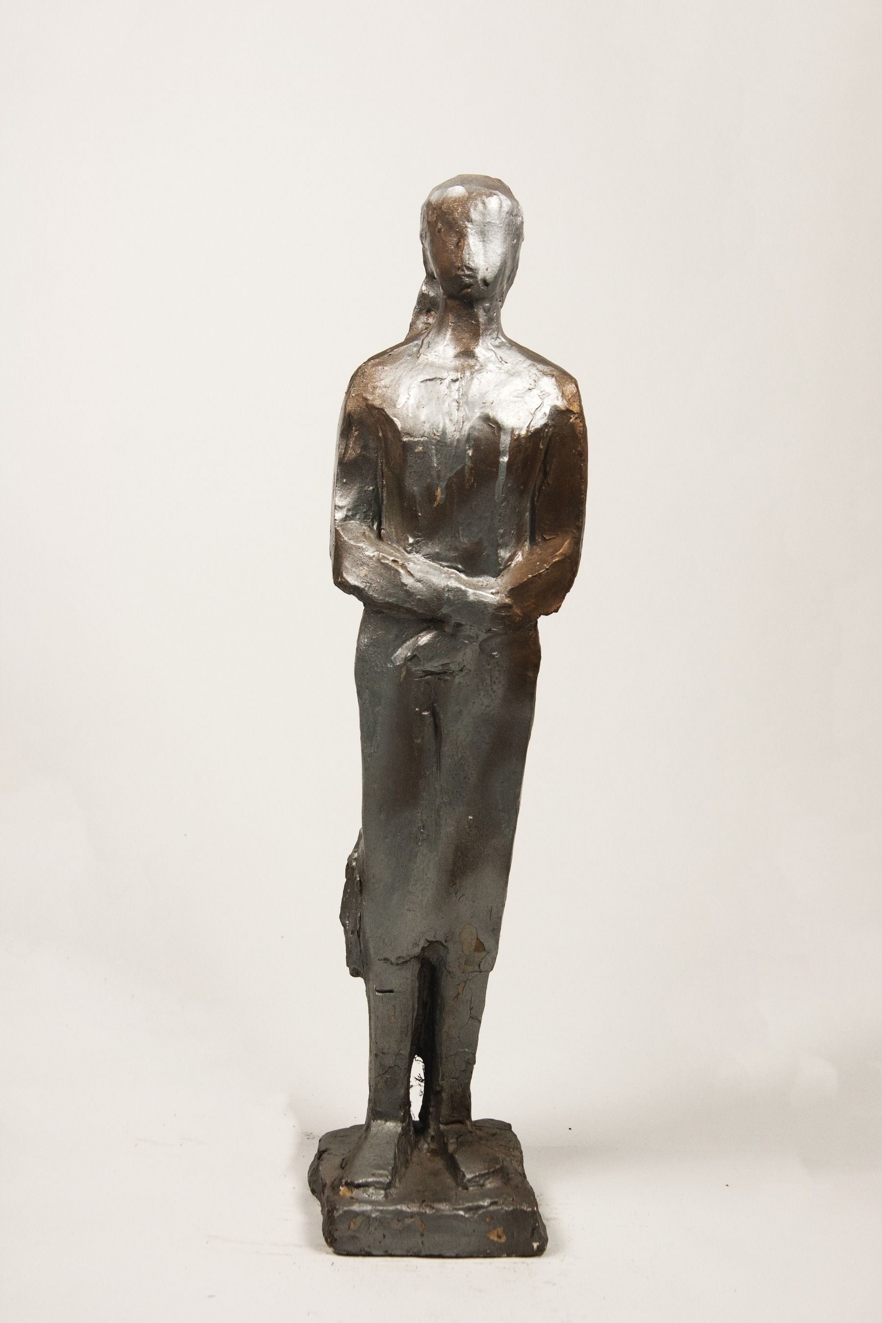 Frauenfigur mit gekreuzten Armen – More views 1