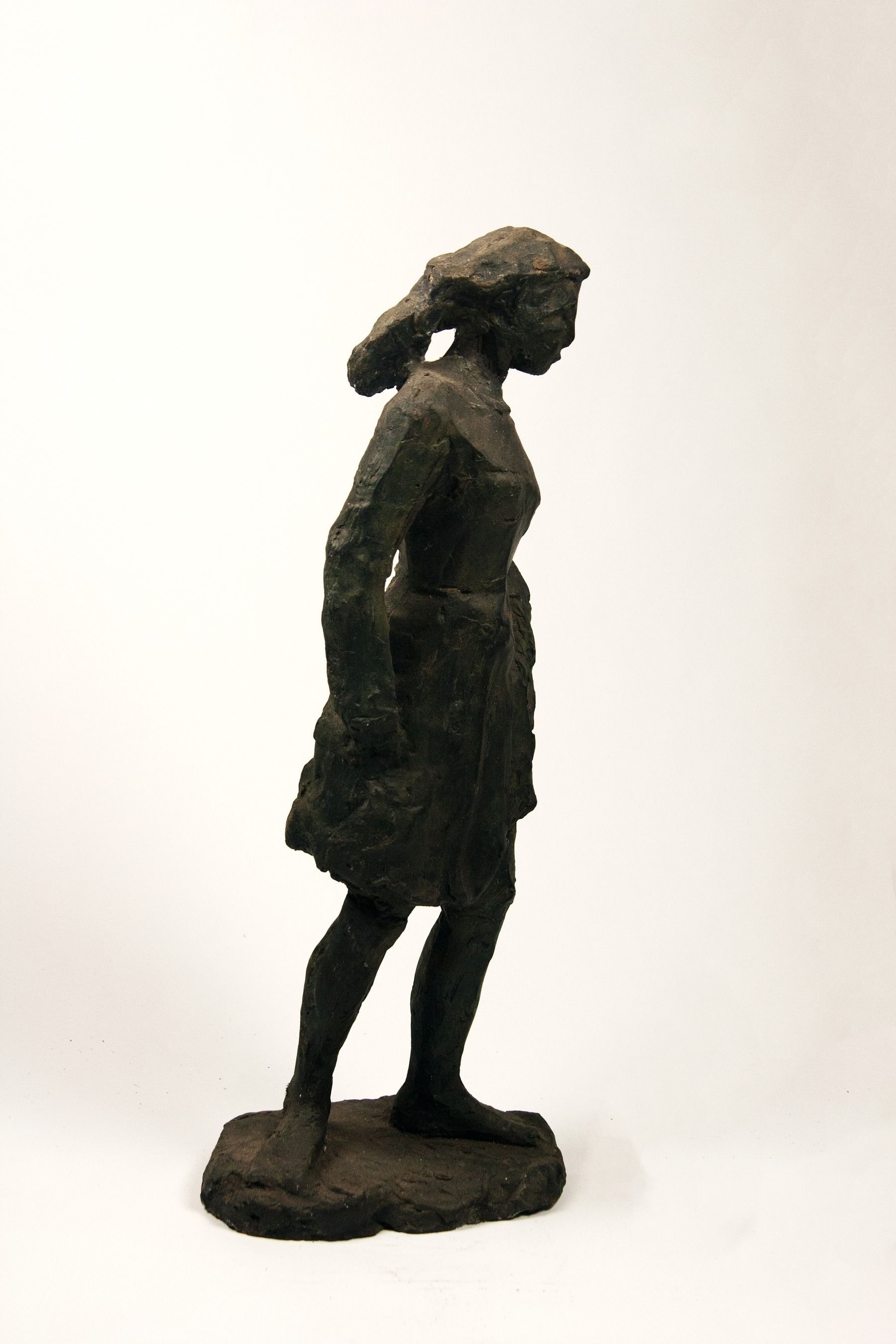 Watende Frauenfigur – More views 2