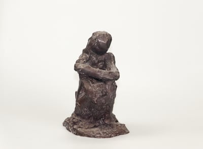 Kauernde Frau
