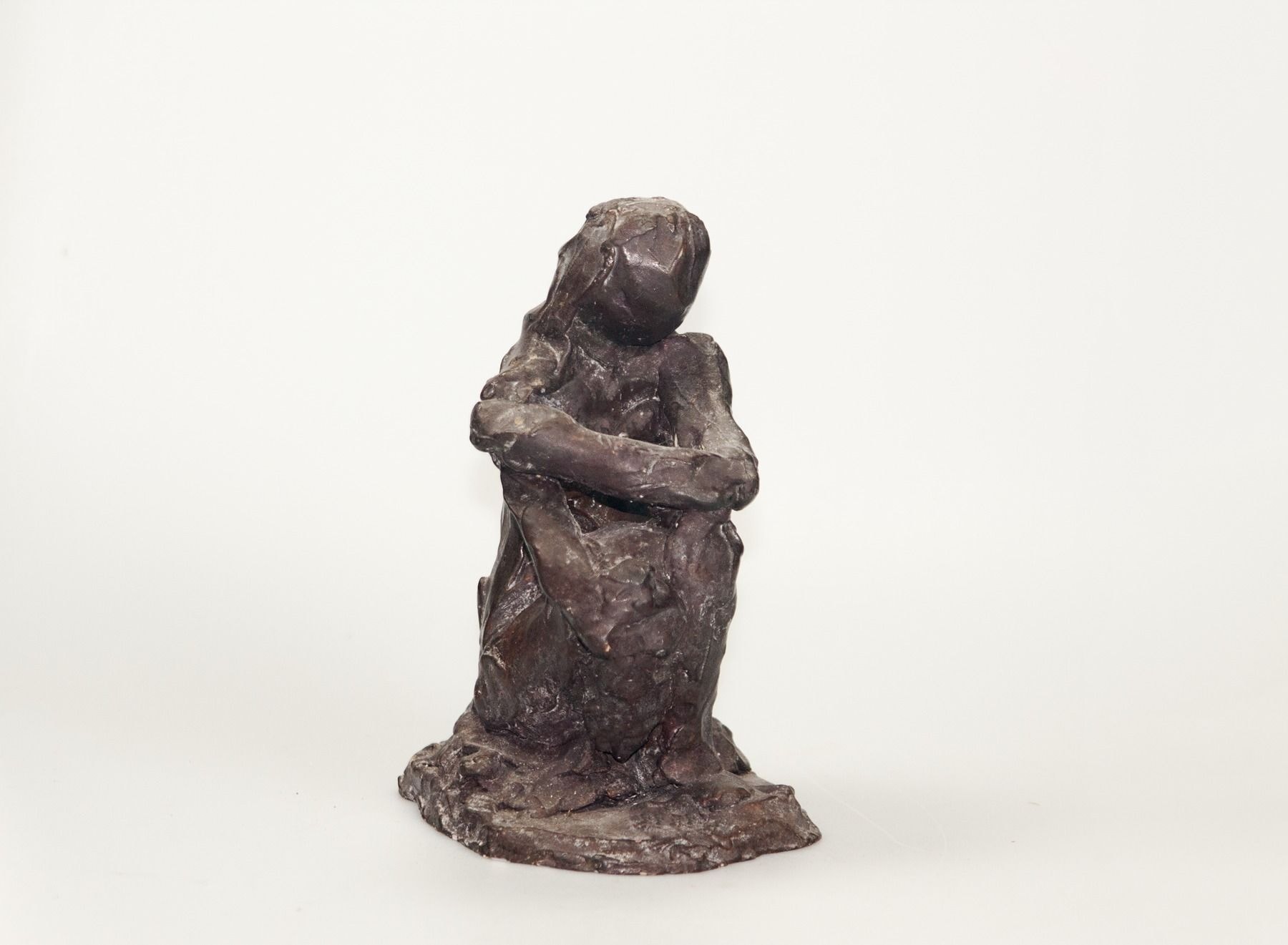Kauernde Frau – More views 1