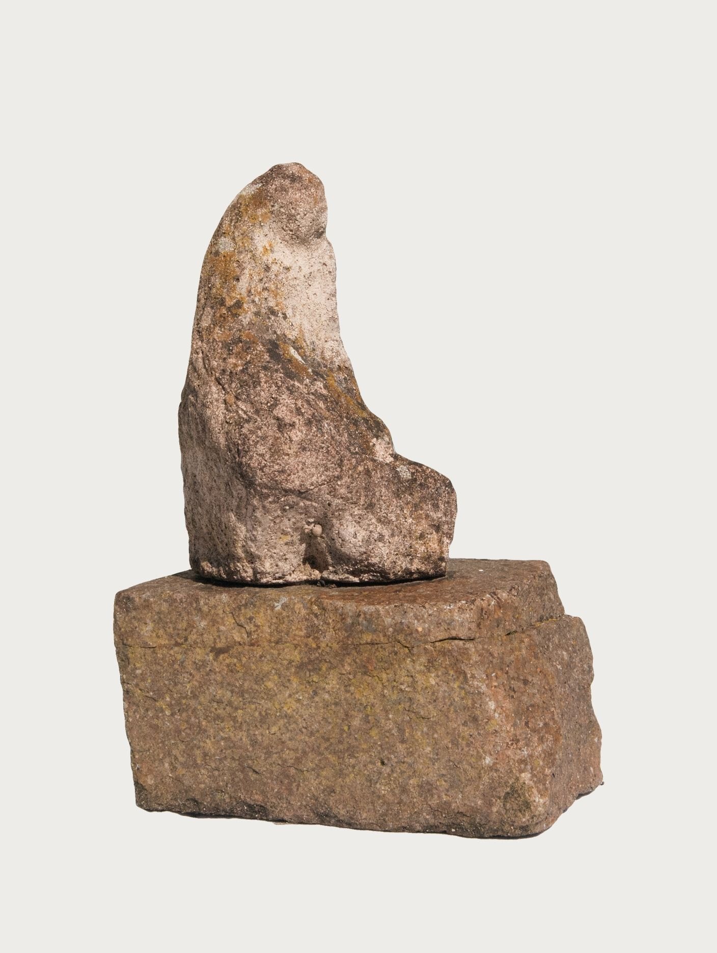 Sitzende verhüllte Frau – More views 1