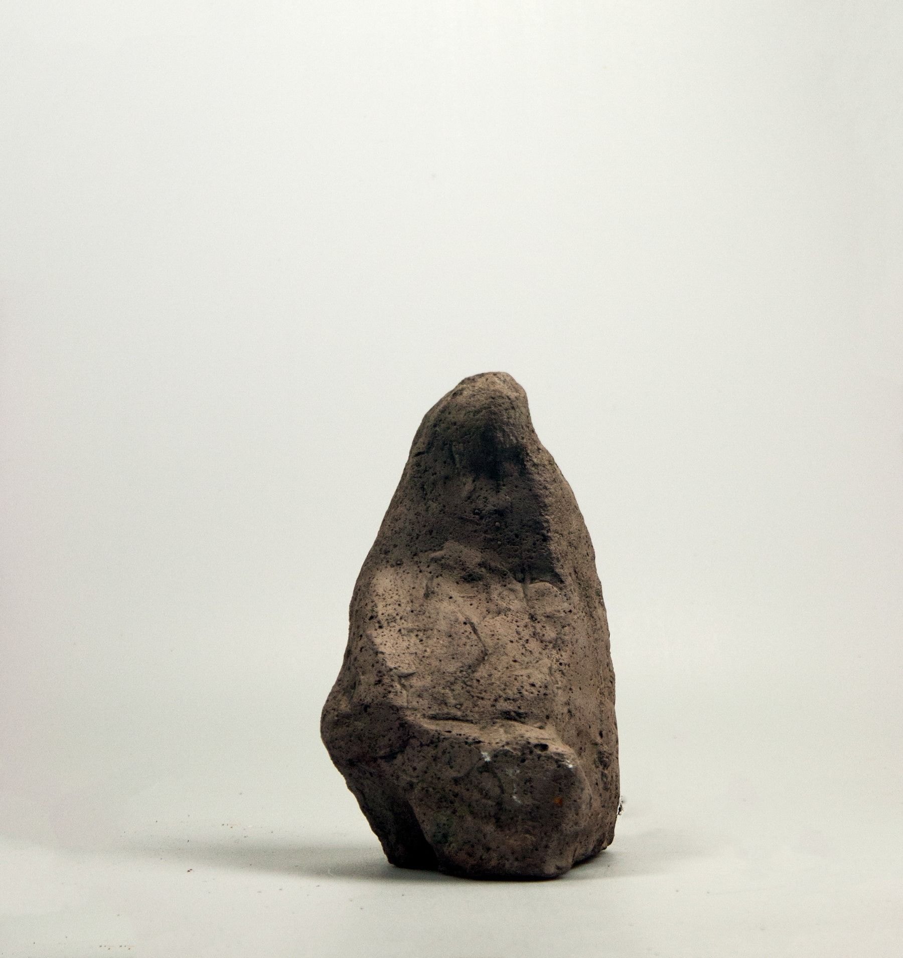Sitzende verhüllte Frau – More views 2
