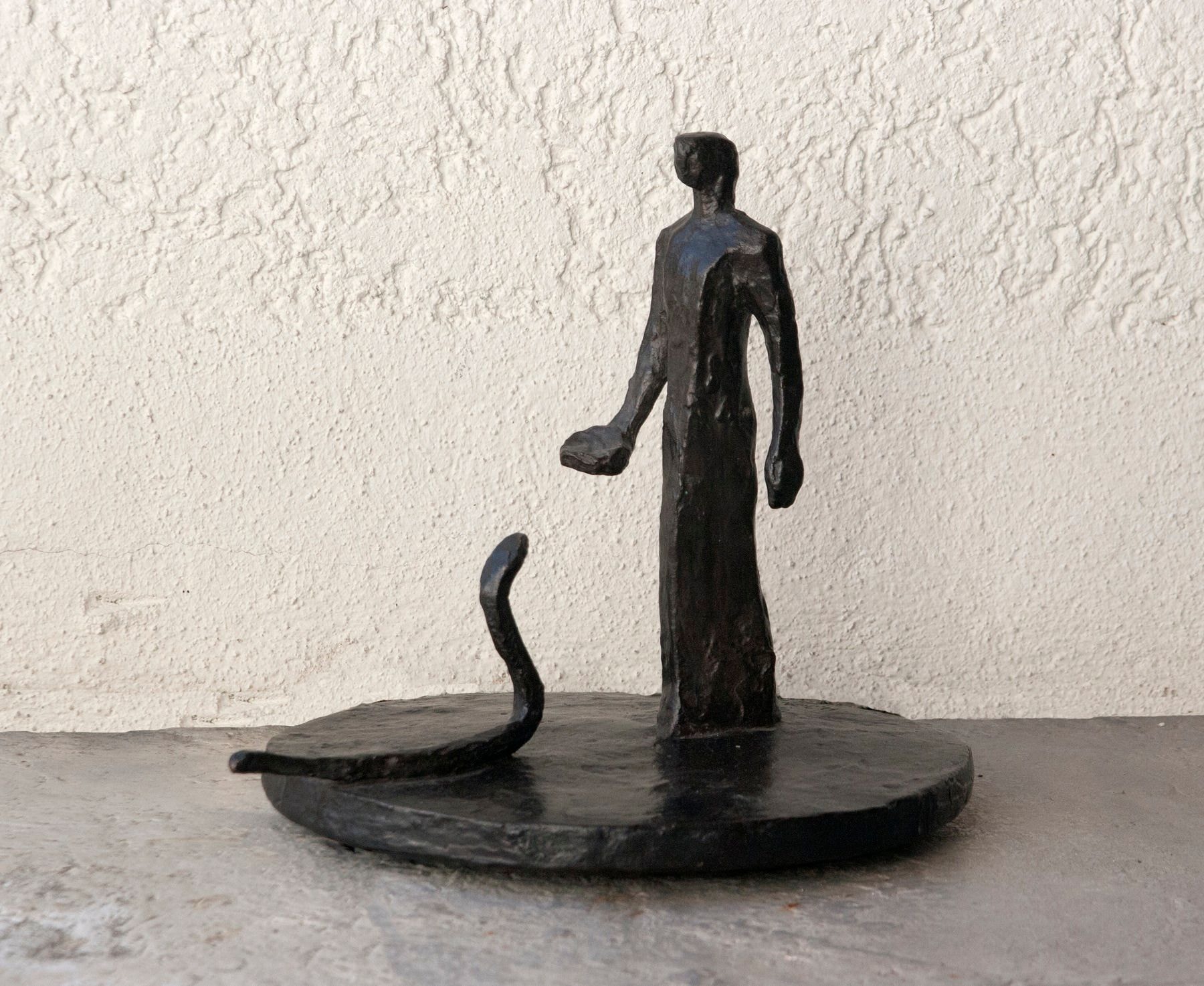 Kleine Figur mit Schale und Schlange – More views 2