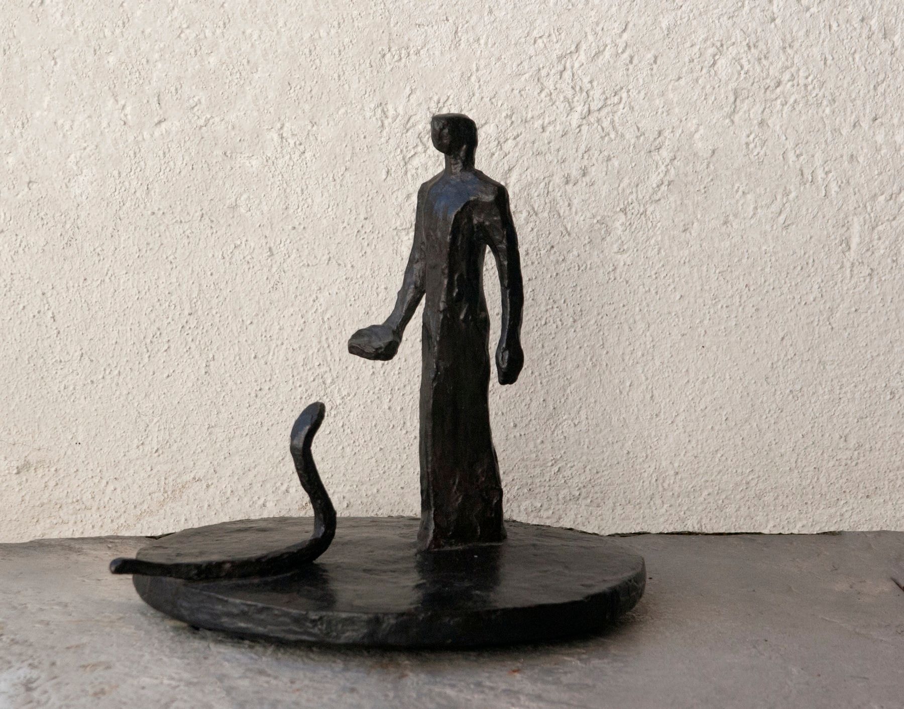 Kleine Figur mit Schale und Schlange – More views 1
