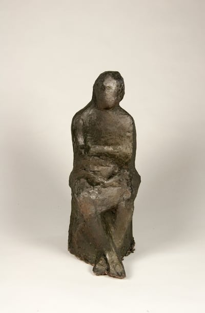 Sitzende Frau